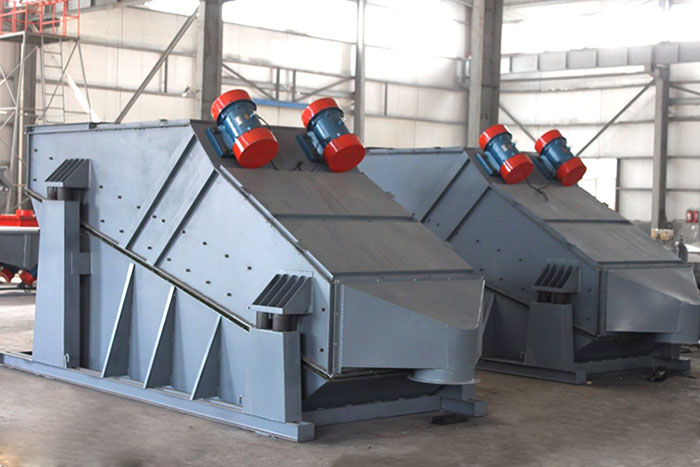 ZSG礦用振動篩采用雙電機振動，電機位置安裝在頂部，便于更好的傳遞振動力。